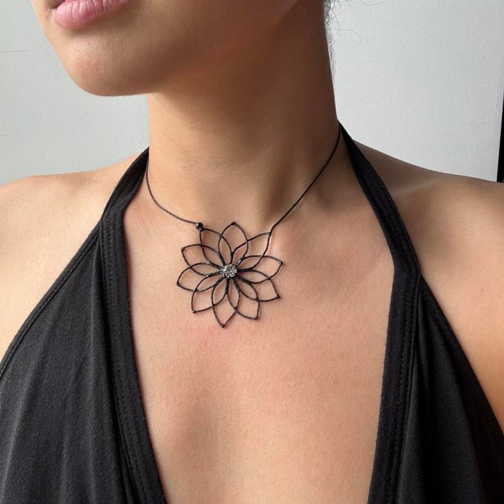 VTG Black wire geometric flower necklace
